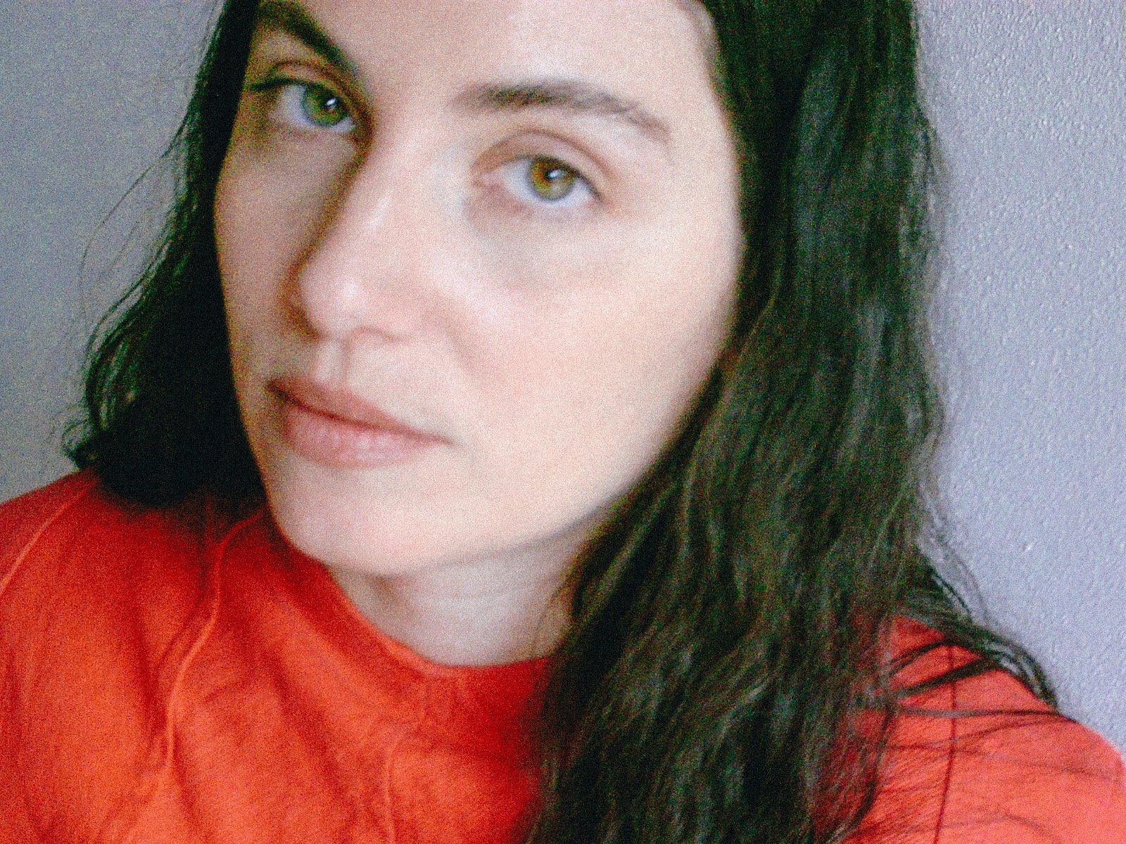 Selfie di Marta del Grandi con una maglia arancione, un po' sfuocata e tagliata.